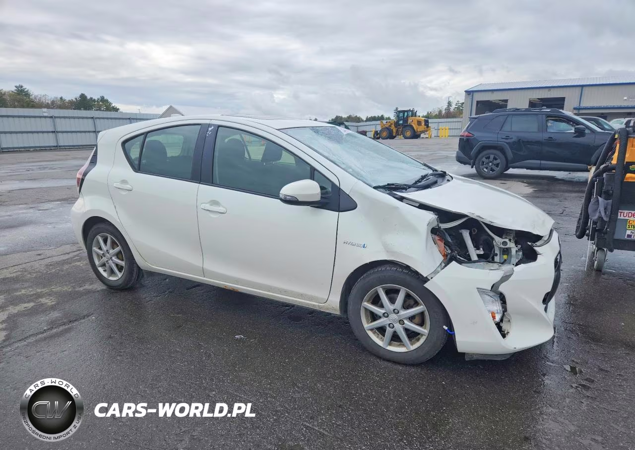 2015 Toyota Prius C Three VIN:JTDKDTB34F1112065 - 4