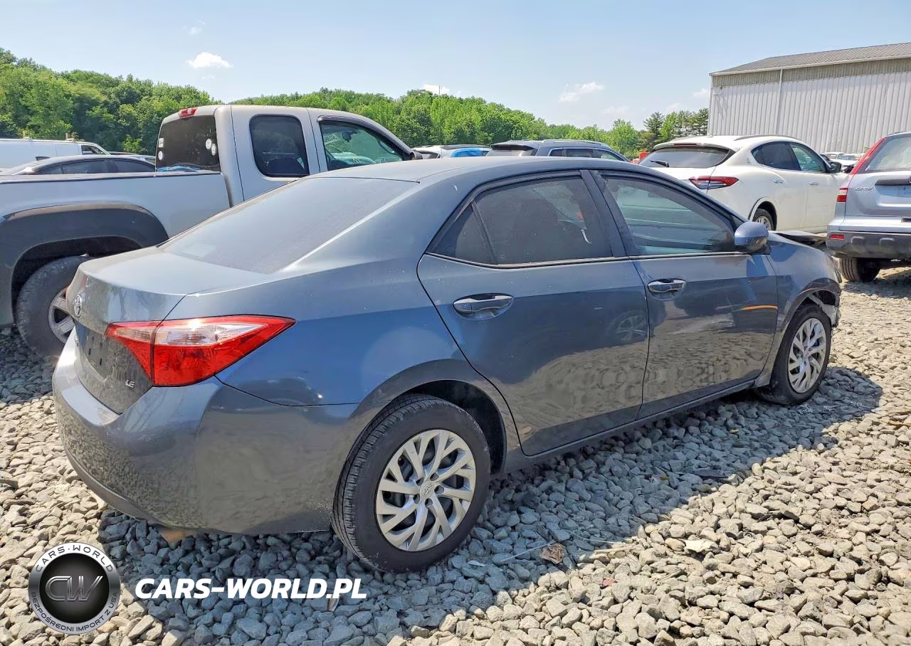 2018 Toyota Corolla Le VIN:5YFBURHEXJP818408 - 3