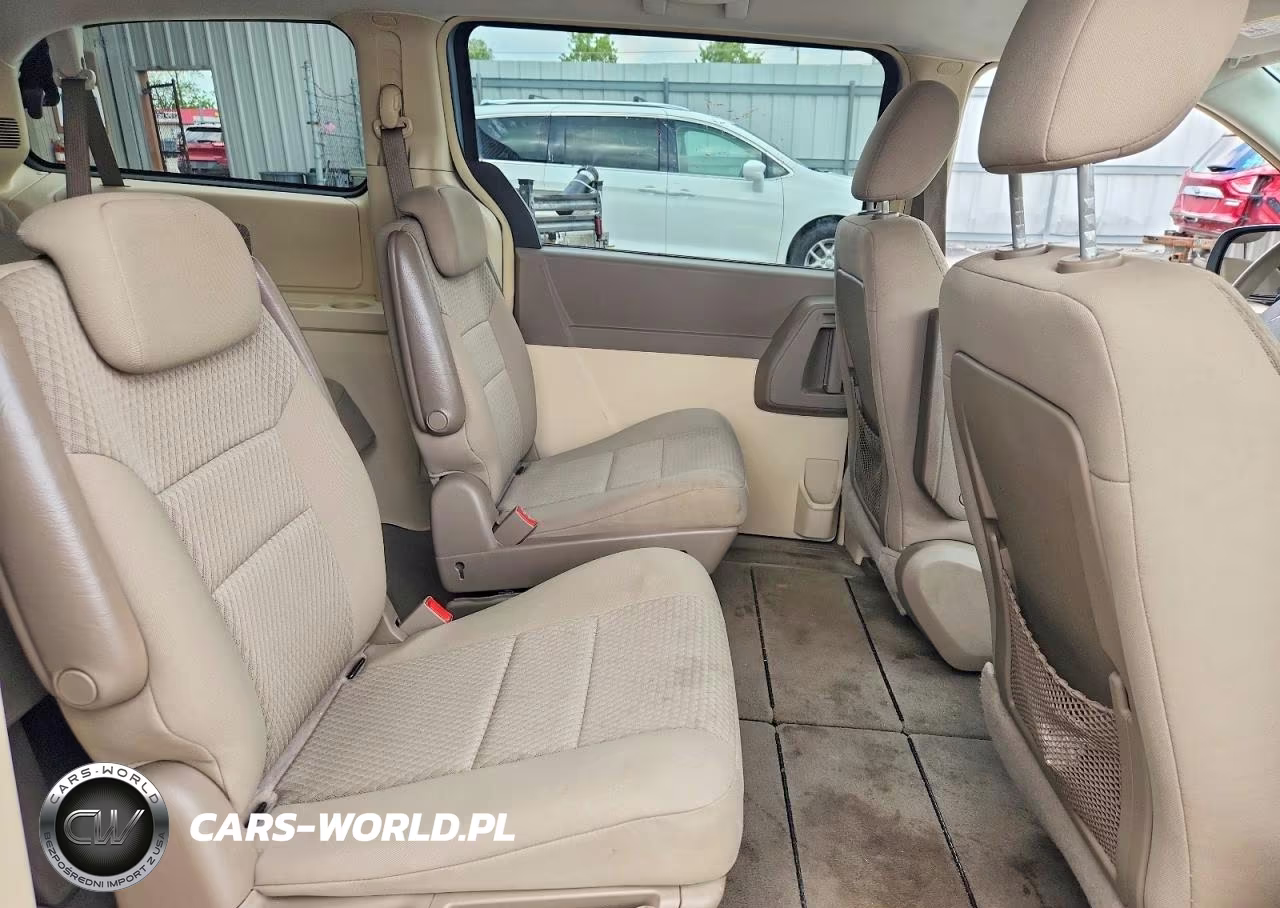 2010 Chrysler Town & Country Lx VIN:2A4RR4DE0AR215051 - 11