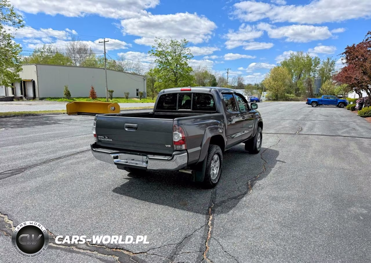 2011 Toyota Tacoma Double Cab VIN:3TMLU4EN4BM071683 - 4