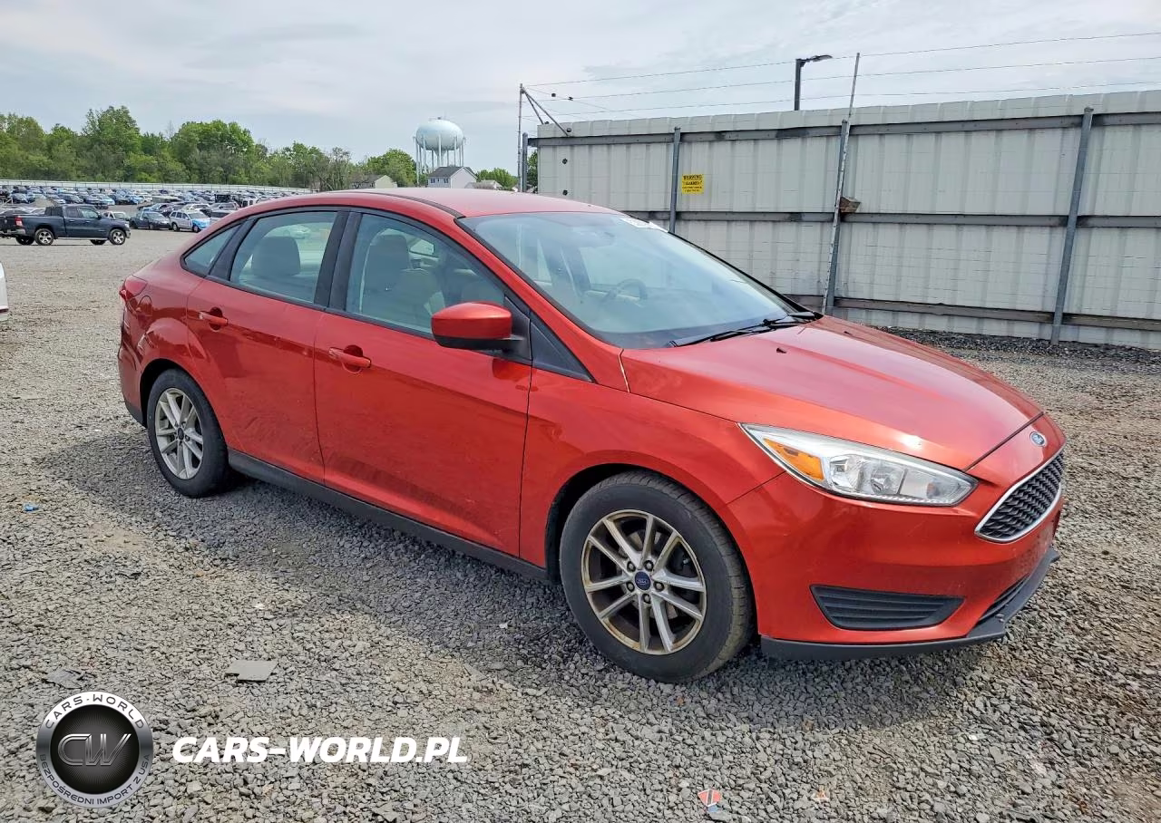 2018 Ford Focus Se VIN:1FADP3F24JL324727 - 4
