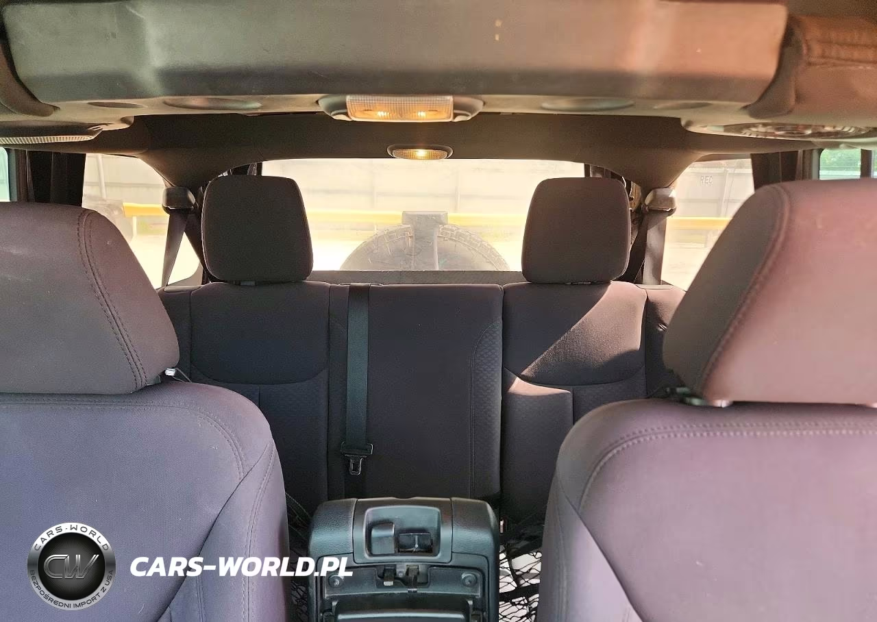 2013 Jeep Wrangler Unlimited Sport VIN:1C4BJWDG0DL553770 - 10