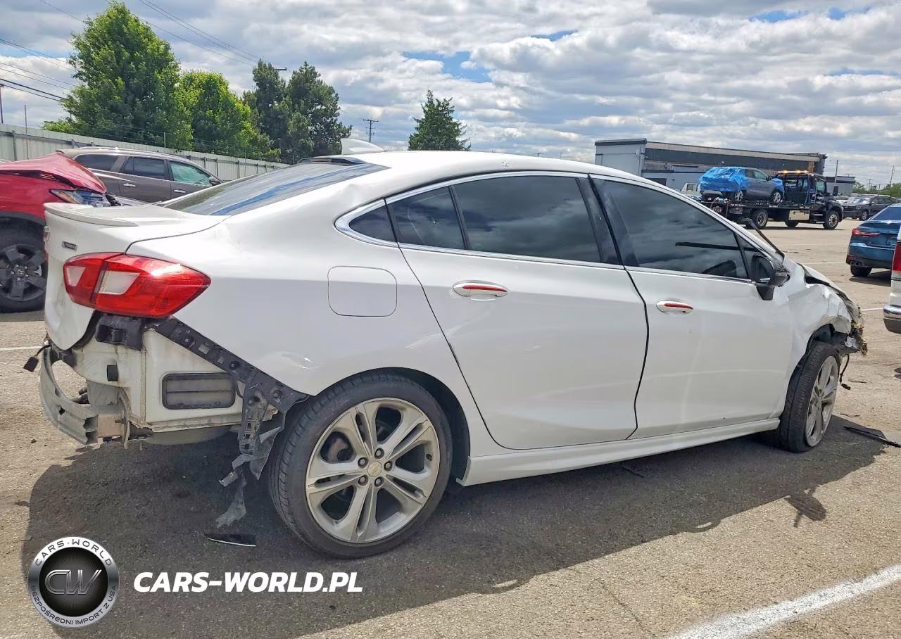 2018 Chevrolet Cruze Premier VIN:1G1BF5SM2J7207348 - 3