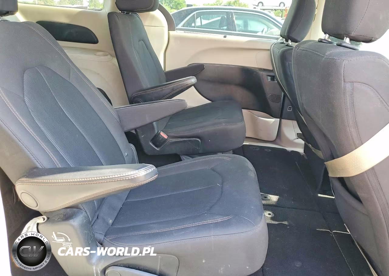 2019 Chrysler Pacifica Touring Plus VIN:2C4RC1FG3KR559477 - 11