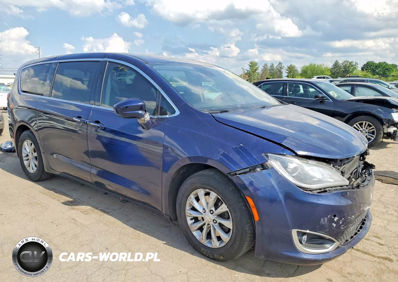 2019 Chrysler Pacifica Touring Plus VIN:2C4RC1FG3KR559477 - 4