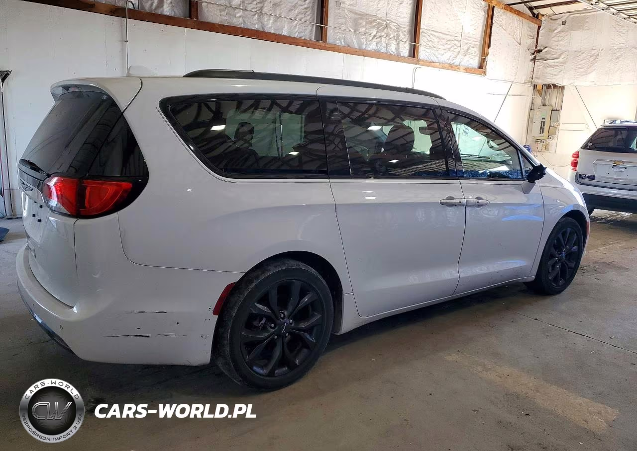 2018 Chrysler Pacifica Touring Plus VIN:2C4RC1FGXJR197887 - 3