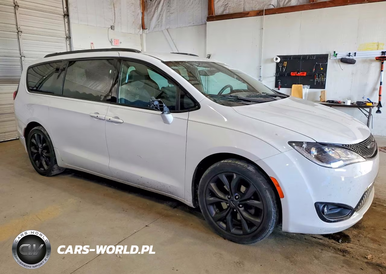 2018 Chrysler Pacifica Touring Plus VIN:2C4RC1FGXJR197887 - 4