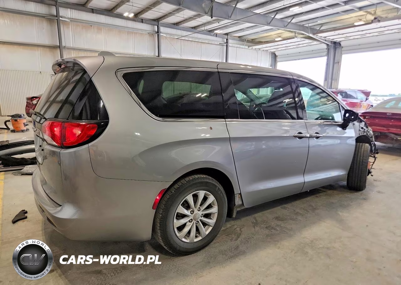2017 Chrysler Pacifica Touring VIN:2C4RC1DG5HR508137 - 3