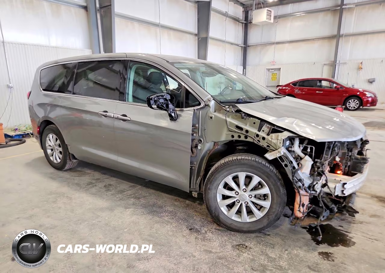 2017 Chrysler Pacifica Touring VIN:2C4RC1DG5HR508137 - 4
