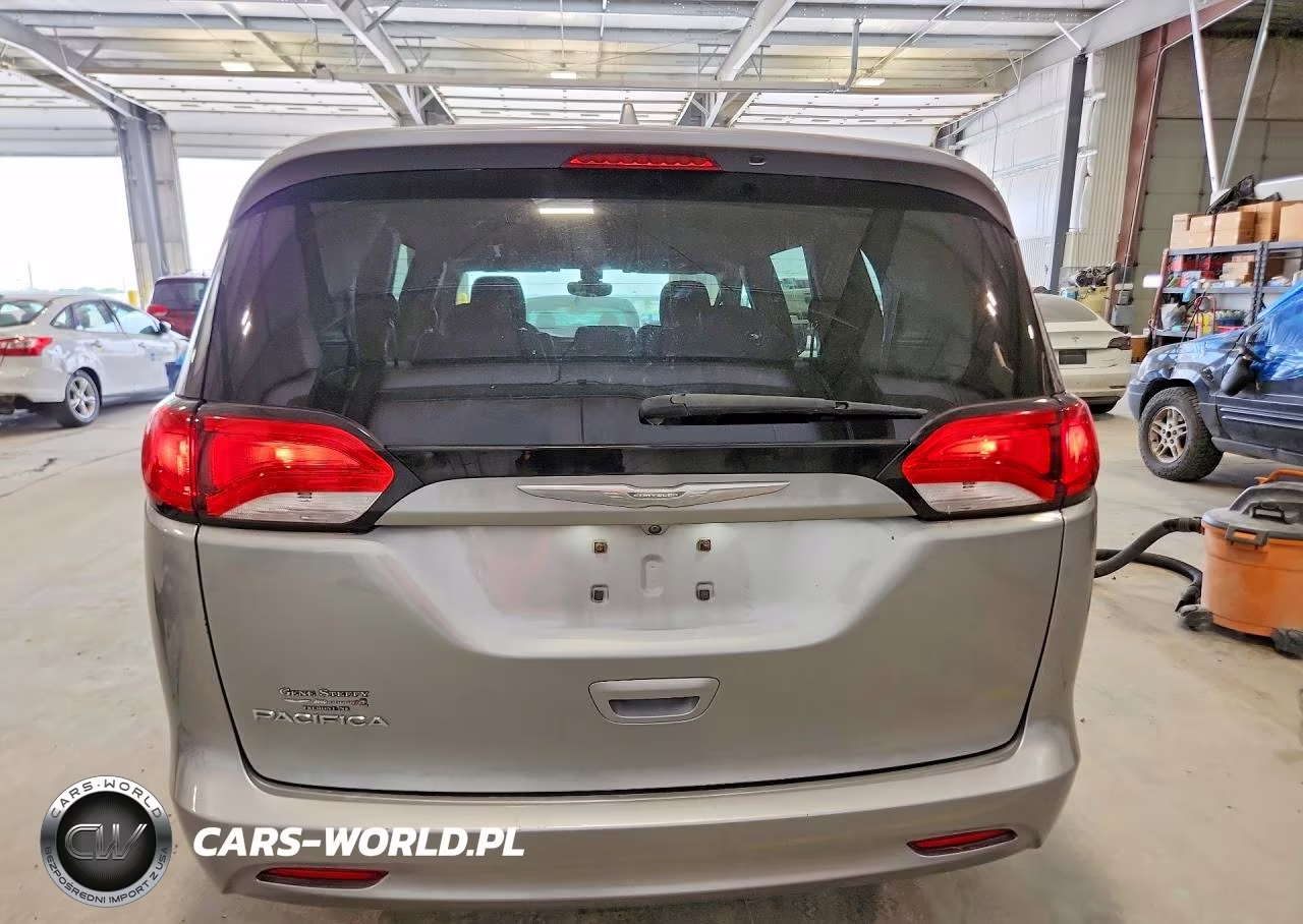 2017 Chrysler Pacifica Touring VIN:2C4RC1DG5HR508137 - 6