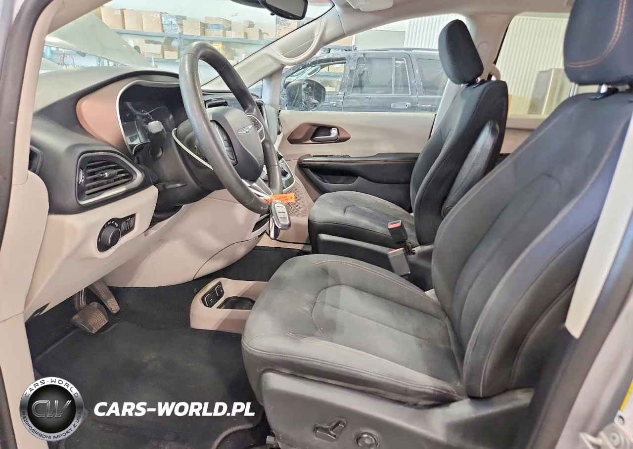 2017 Chrysler Pacifica Touring VIN:2C4RC1DG5HR508137 - 7