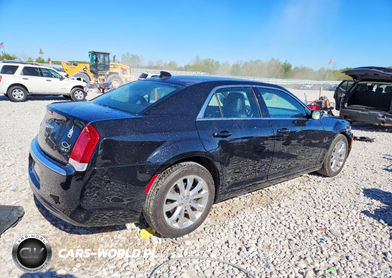 2017 Chrysler 300 Limited VIN:2C3CCARGXHH558055 - 3