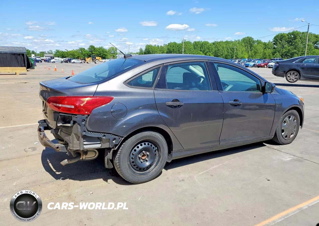 2015 Ford Focus S VIN:1FADP3E28FL383613 - 3