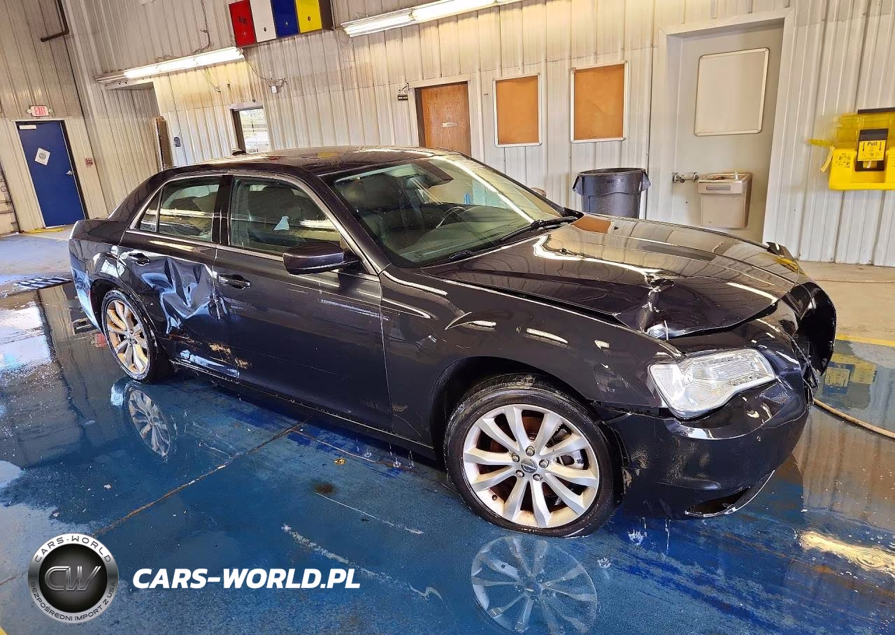 2016 Chrysler 300 Limited VIN:2C3CCARG0GH270544 - 4