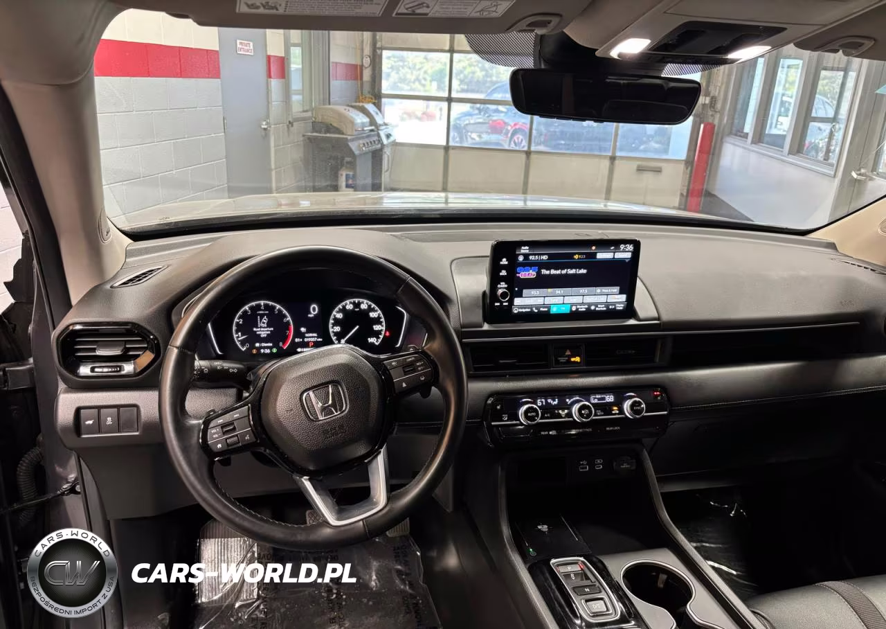 2025 Honda Pilot Touring VIN:5FNYG1H70SB011350 - 9