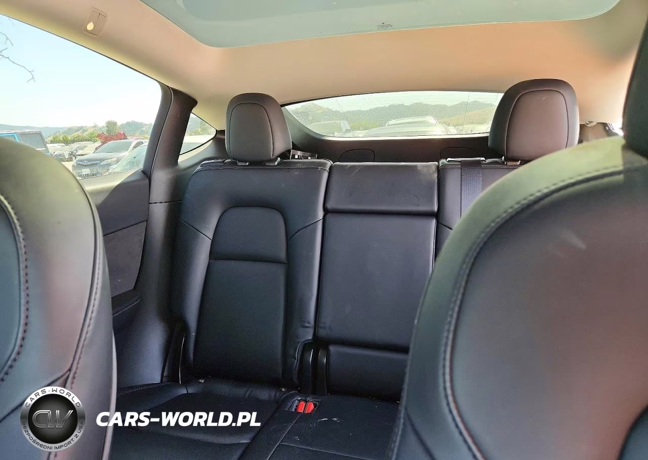 2020 Tesla Model Y VIN:5YJYGDEE3LF040377 - 10