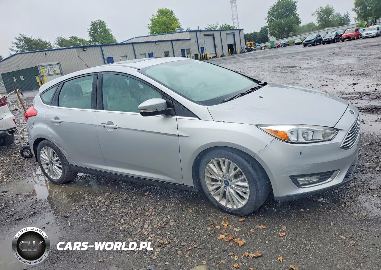 2018 Ford Focus Titanium VIN:1FADP3N27JL271877 - 4