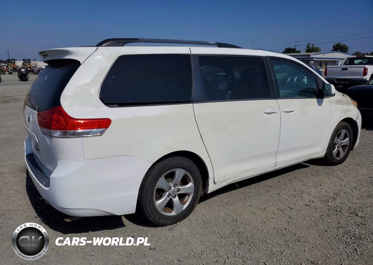2013 Toyota Sienna Le VIN:5TDKK3DC9DS316024 - 3