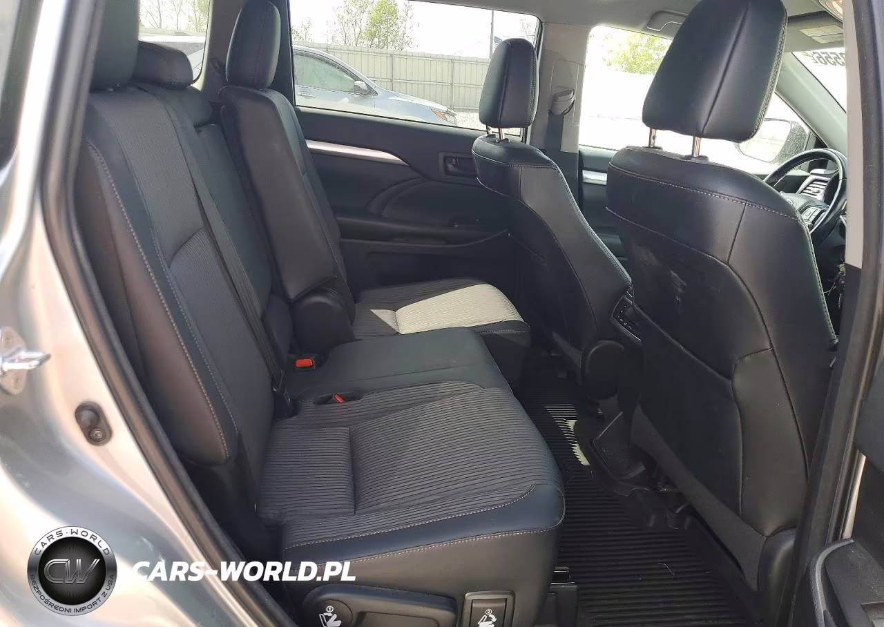 2018 Toyota Highlander Le Plus VIN:5TDBZRFH6JS880426 - 11