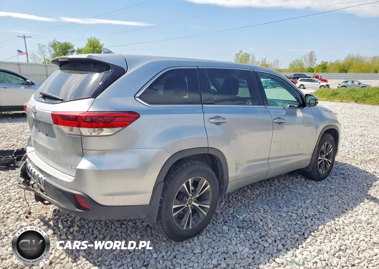 2018 Toyota Highlander Le Plus VIN:5TDBZRFH6JS880426 - 3