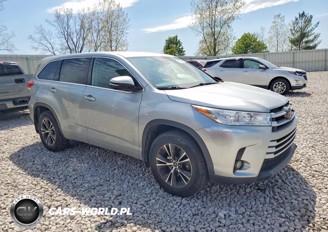 2018 Toyota Highlander Le Plus VIN:5TDBZRFH6JS880426 - 4
