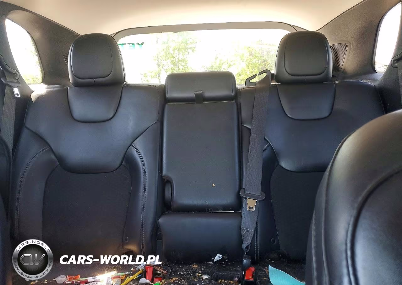 2019 Jeep Cherokee Latitude Plus VIN:1C4PJMLB4KD436880 - 10