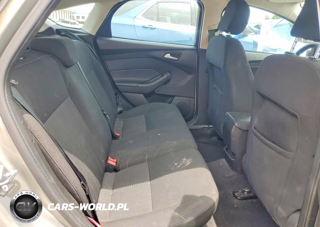 2016 Ford Focus Se VIN:1FADP3K22GL359152 - 10