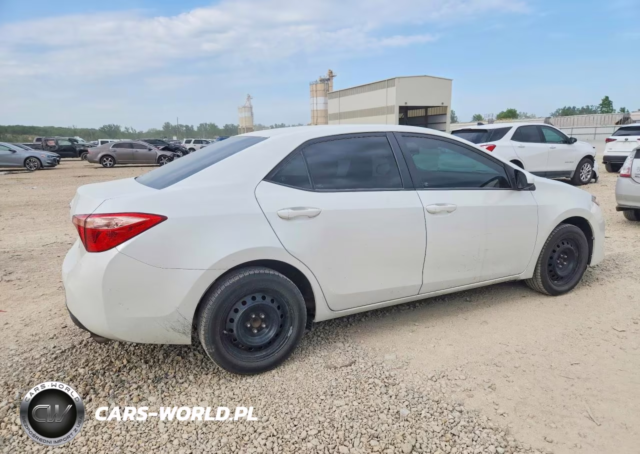 2017 Toyota Corolla Le VIN:5YFBURHE4HP733946 - 3