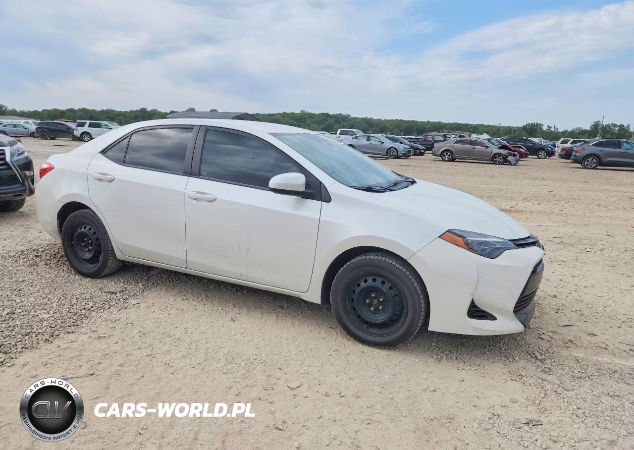 2017 Toyota Corolla Le VIN:5YFBURHE4HP733946 - 4