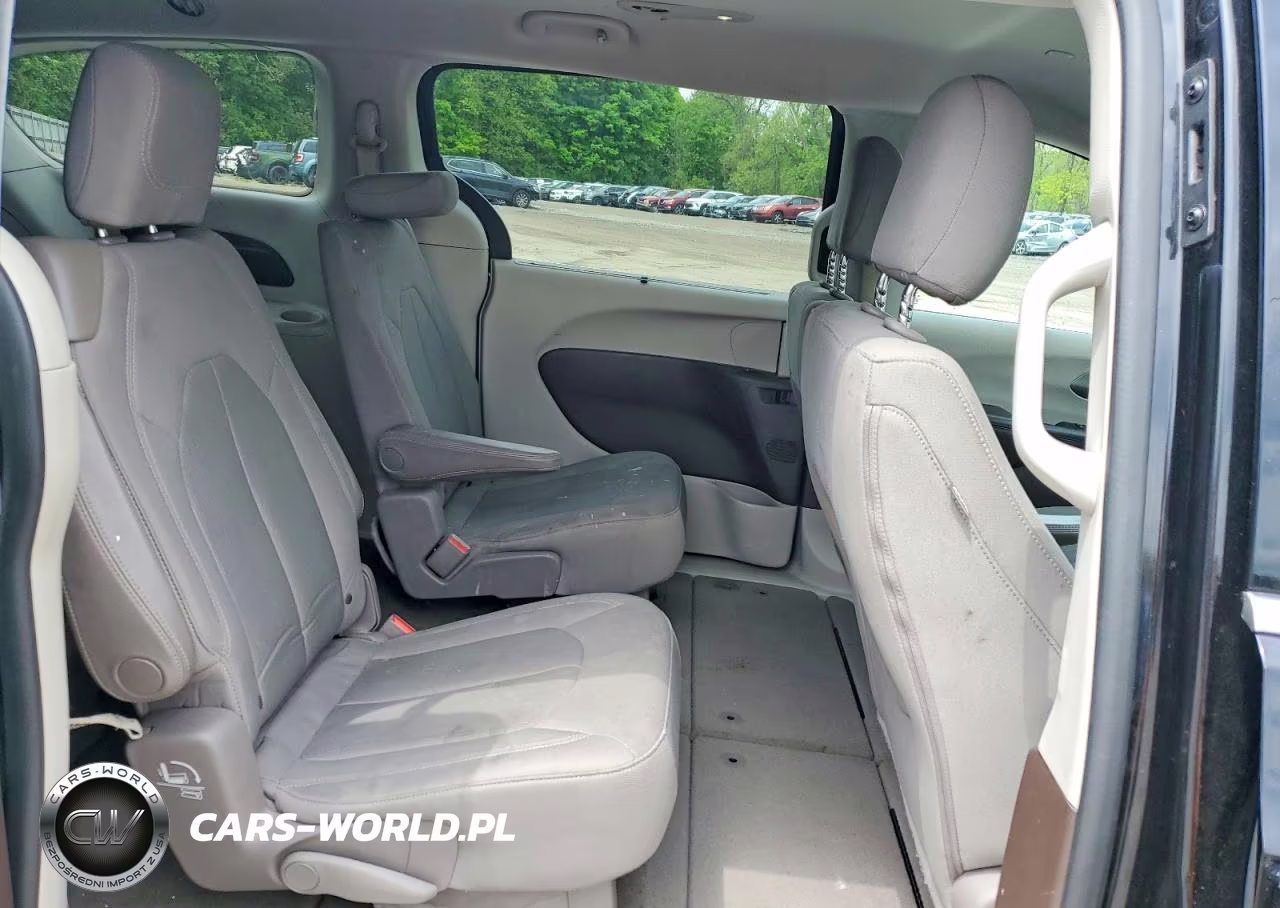 2018 Chrysler Pacifica Touring Plus VIN:2C4RC1FG7JR128557 - 11