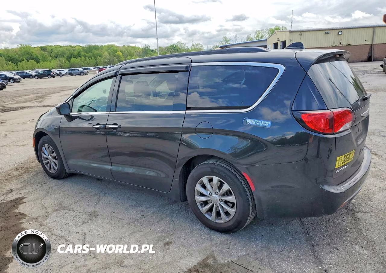 2018 Chrysler Pacifica Touring Plus VIN:2C4RC1FG7JR128557 - 2