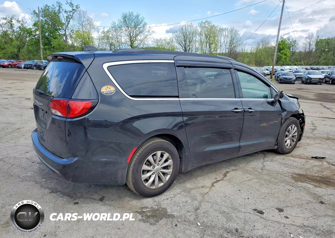 2018 Chrysler Pacifica Touring Plus VIN:2C4RC1FG7JR128557 - 3