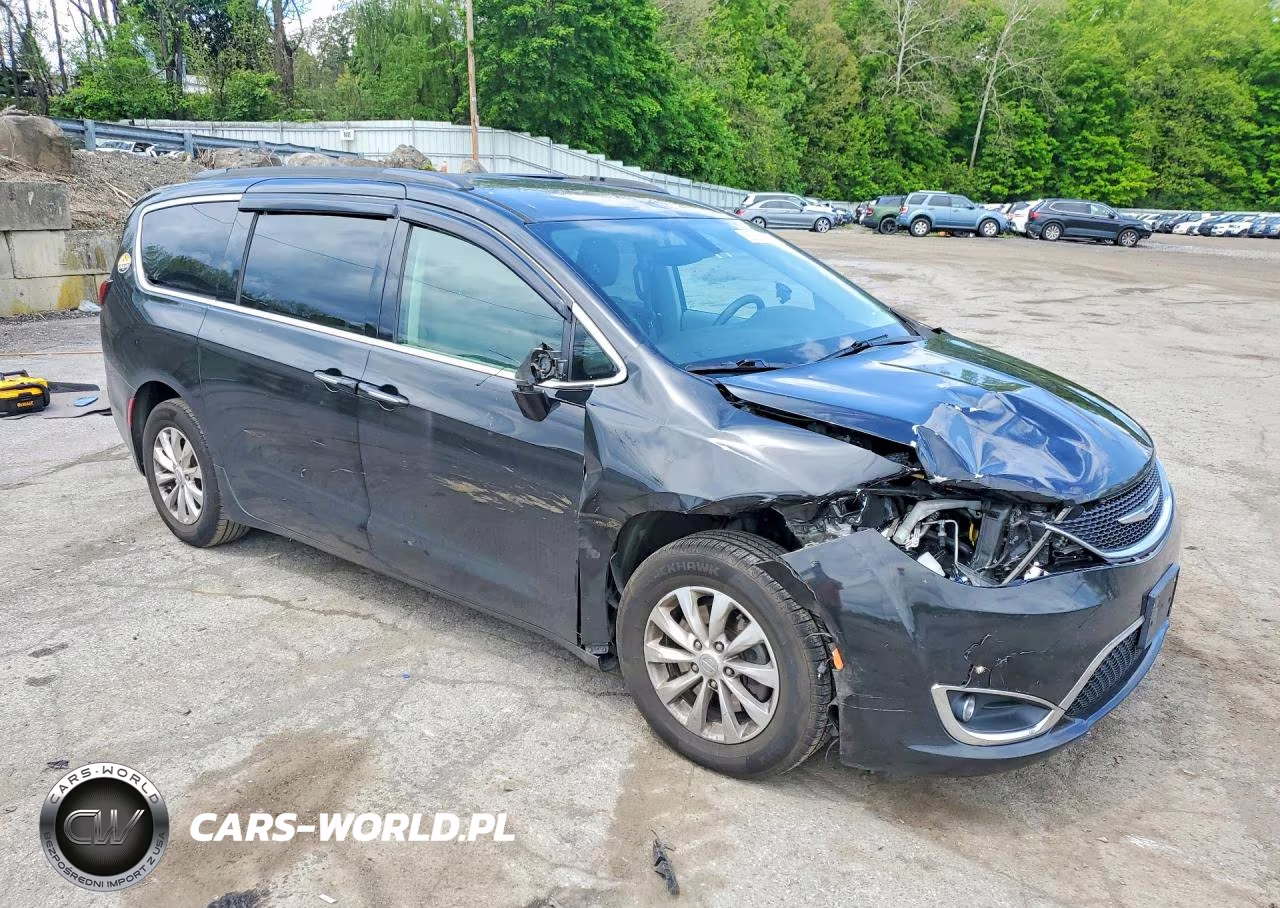2018 Chrysler Pacifica Touring Plus VIN:2C4RC1FG7JR128557 - 4