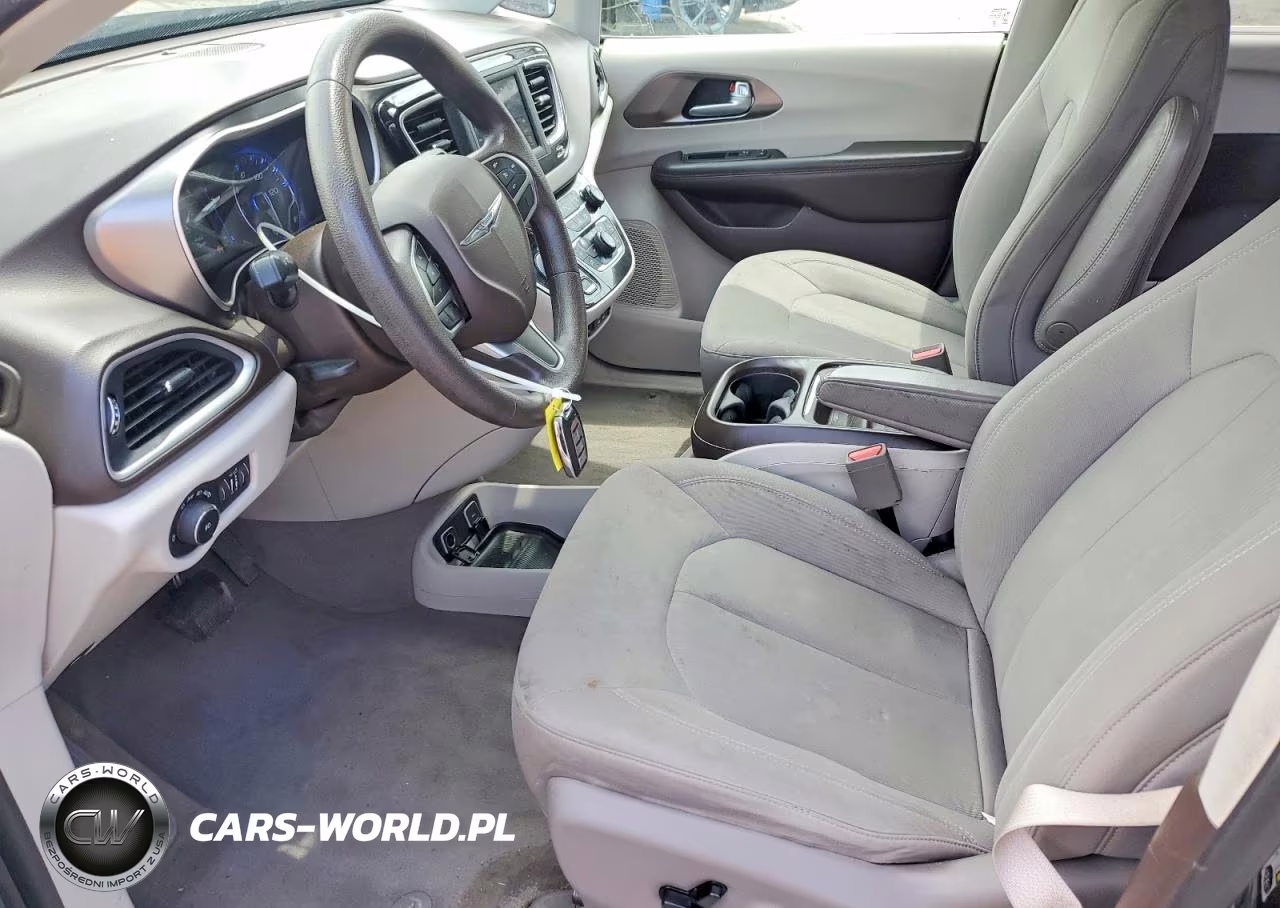 2018 Chrysler Pacifica Touring Plus VIN:2C4RC1FG7JR128557 - 7