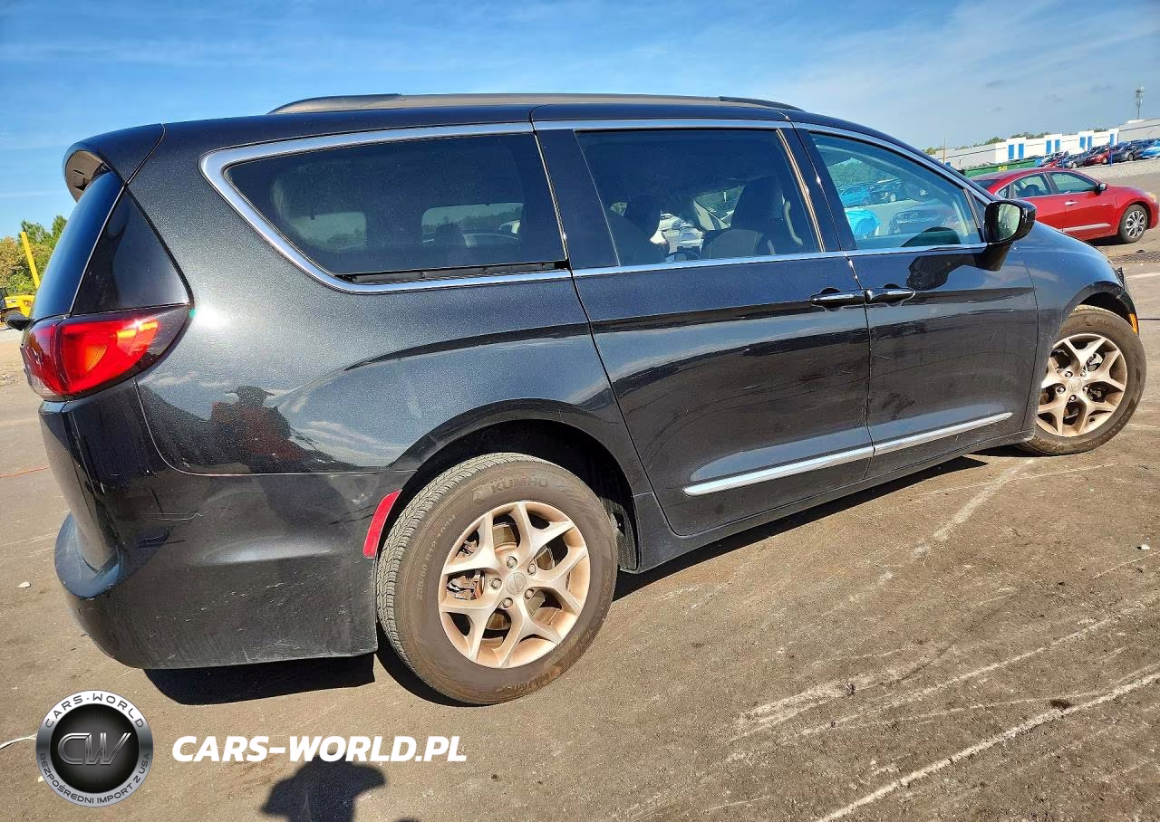 2017 Chrysler Pacifica Touring L VIN:2C4RC1BG9HR553844 - 3