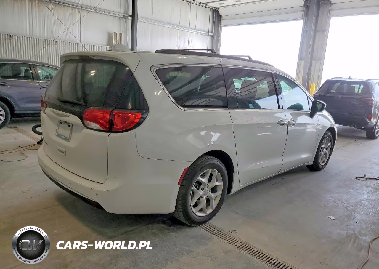 2017 Chrysler Pacifica Touring L VIN:2C4RC1BG5HR768380 - 3