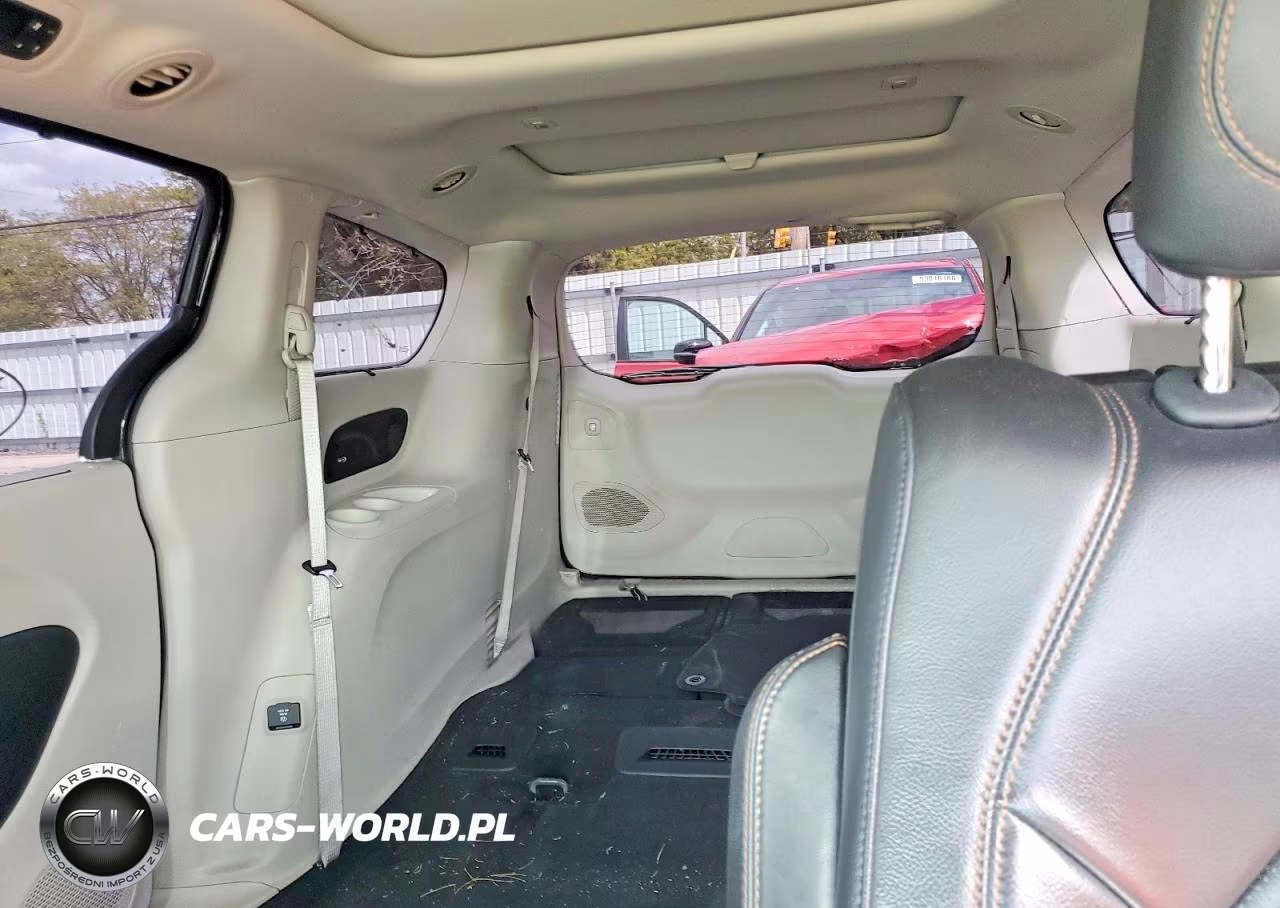 2018 Chrysler Pacifica Touring L Plus VIN:2C4RC1EG8JR106097 - 10