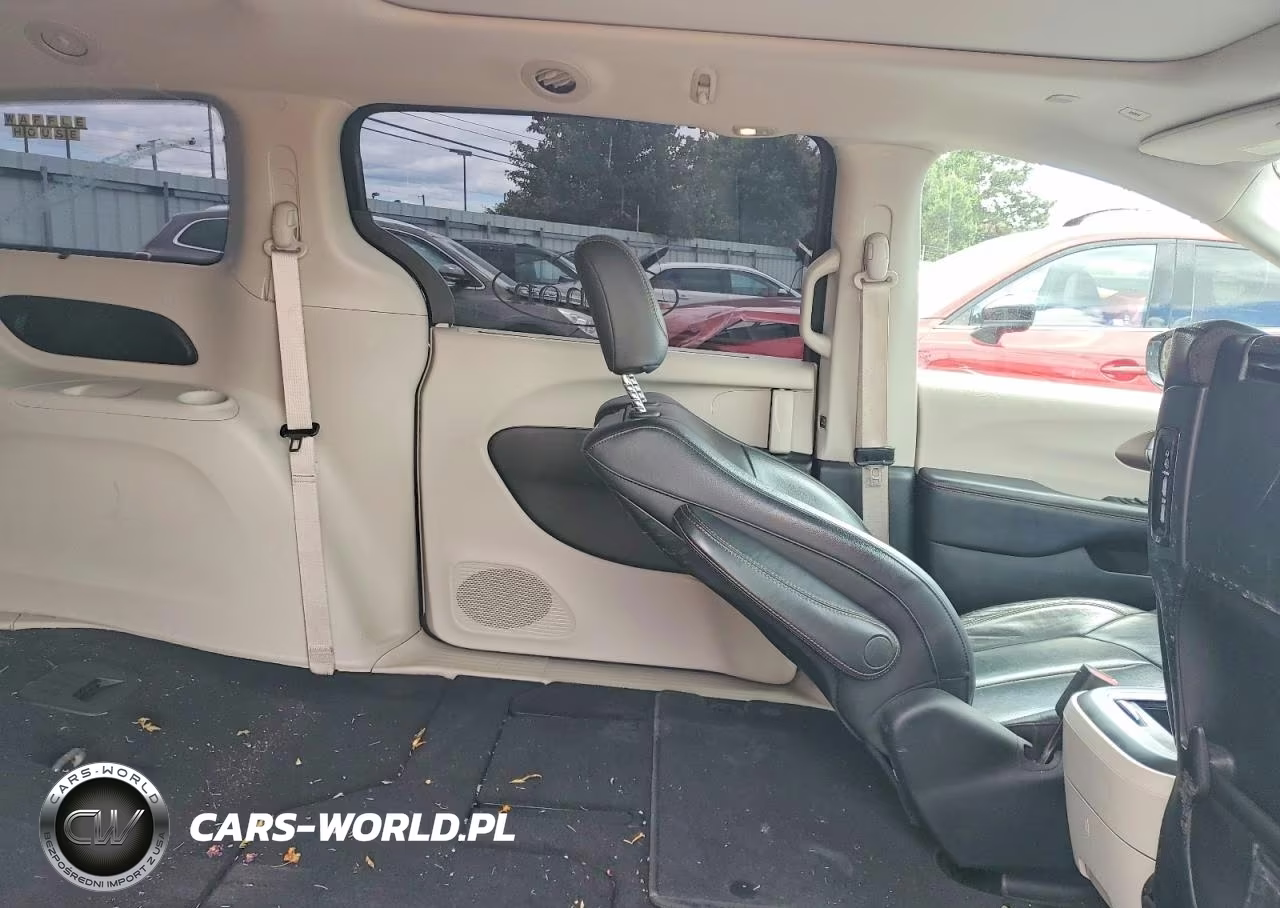 2018 Chrysler Pacifica Touring L Plus VIN:2C4RC1EG8JR106097 - 11