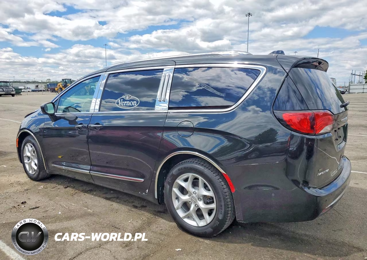 2018 Chrysler Pacifica Touring L Plus VIN:2C4RC1EG8JR106097 - 2
