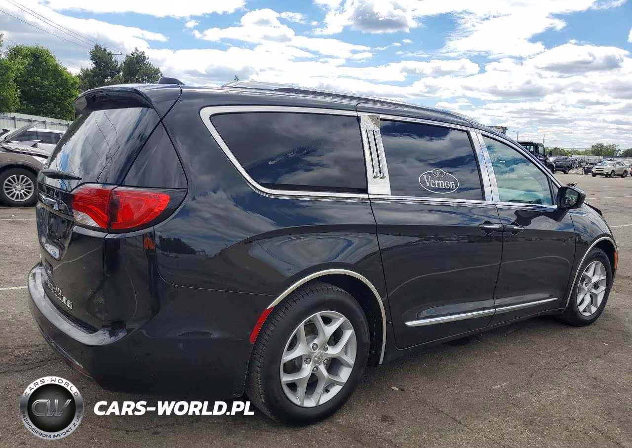 2018 Chrysler Pacifica Touring L Plus VIN:2C4RC1EG8JR106097 - 3