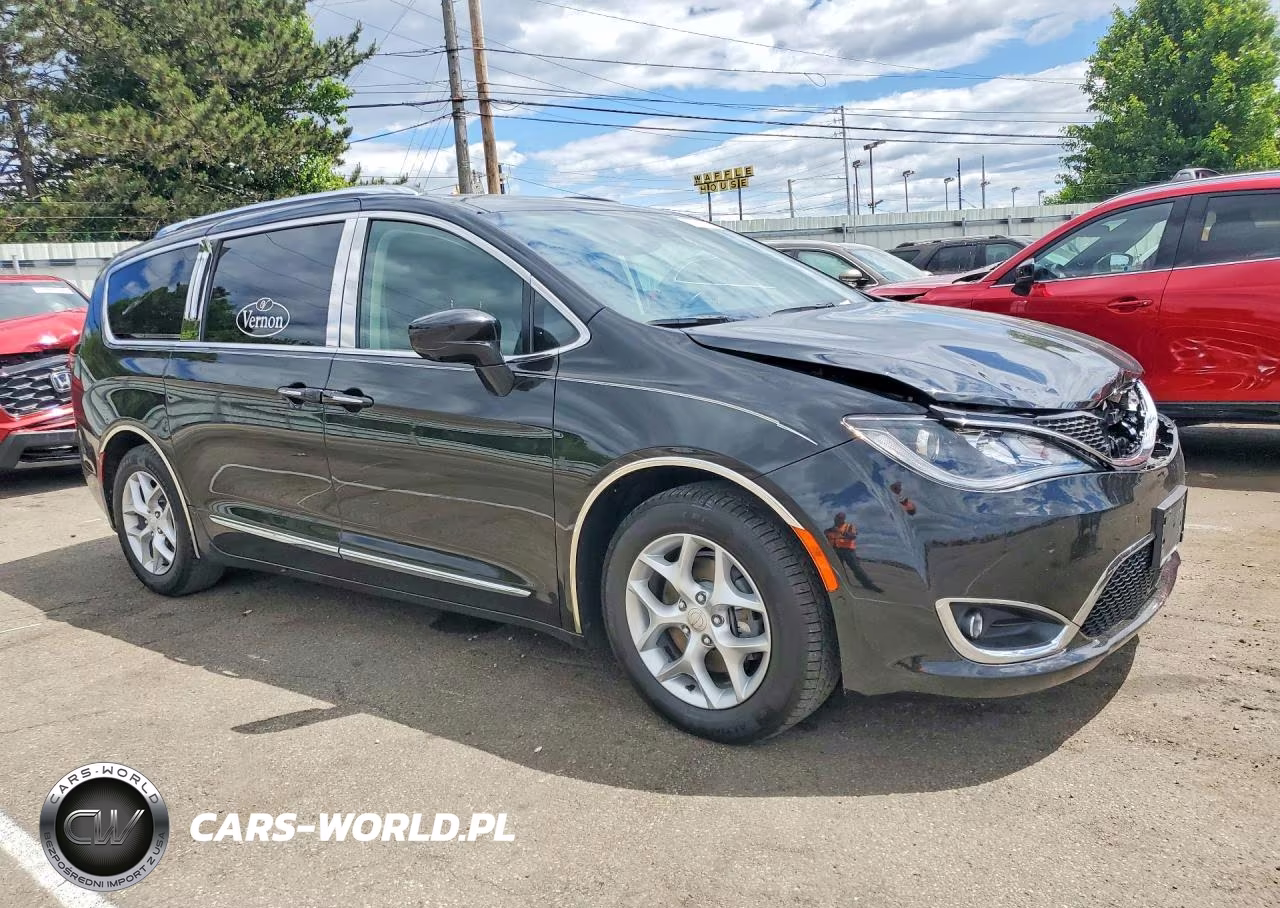 2018 Chrysler Pacifica Touring L Plus VIN:2C4RC1EG8JR106097 - 4