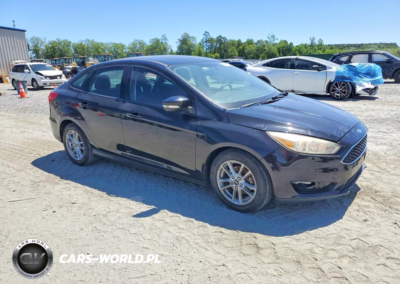 2017 Ford Focus Se VIN:1FADP3F27HL336672 - 4