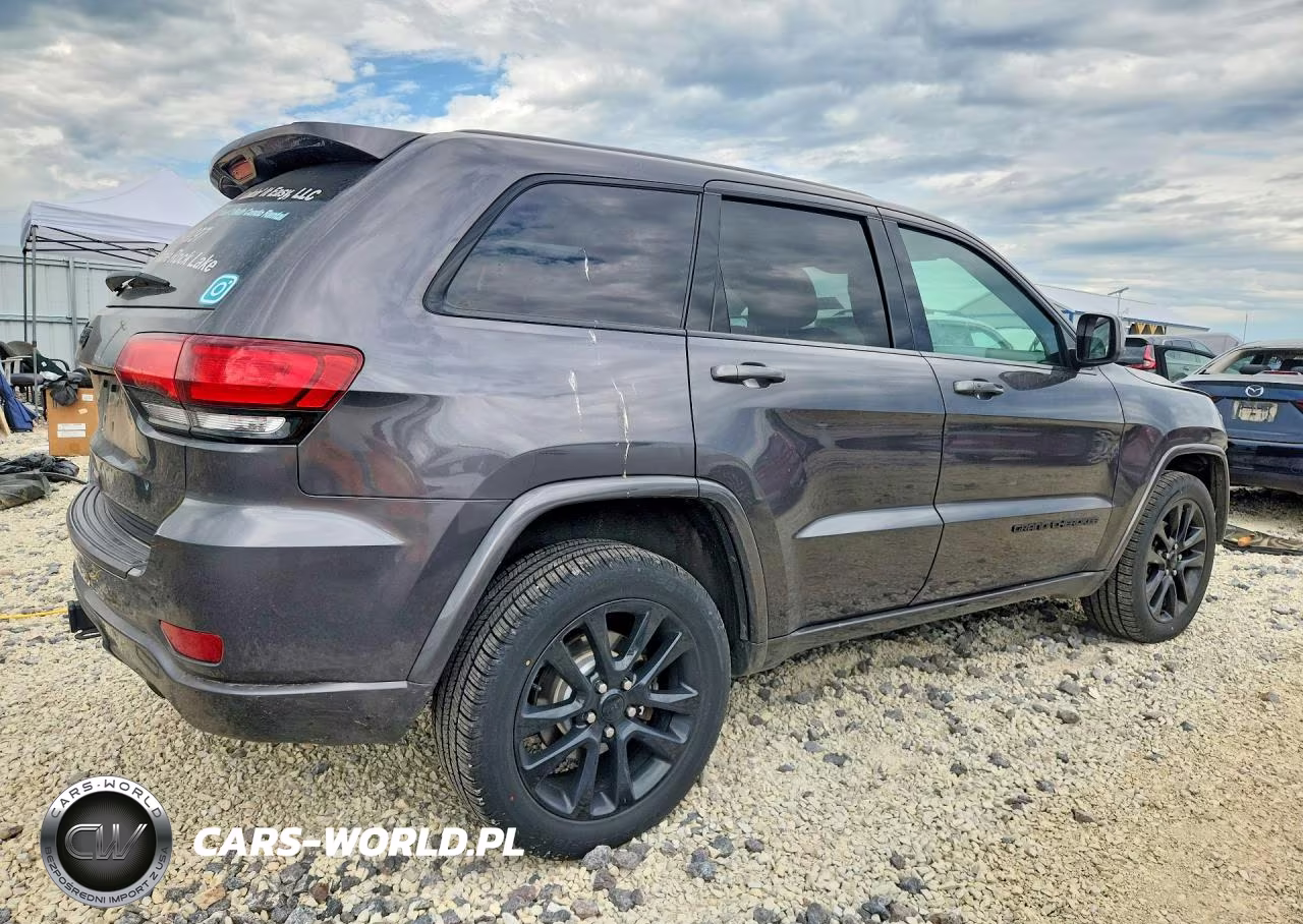 2018 Jeep Grand Cherokee Laredo VIN:1C4RJFAGXJC483676 - 3