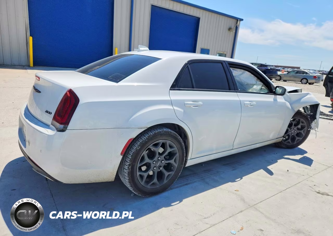 2022 Chrysler 300 Touring L VIN:2C3CCASG3NH236945 - 3