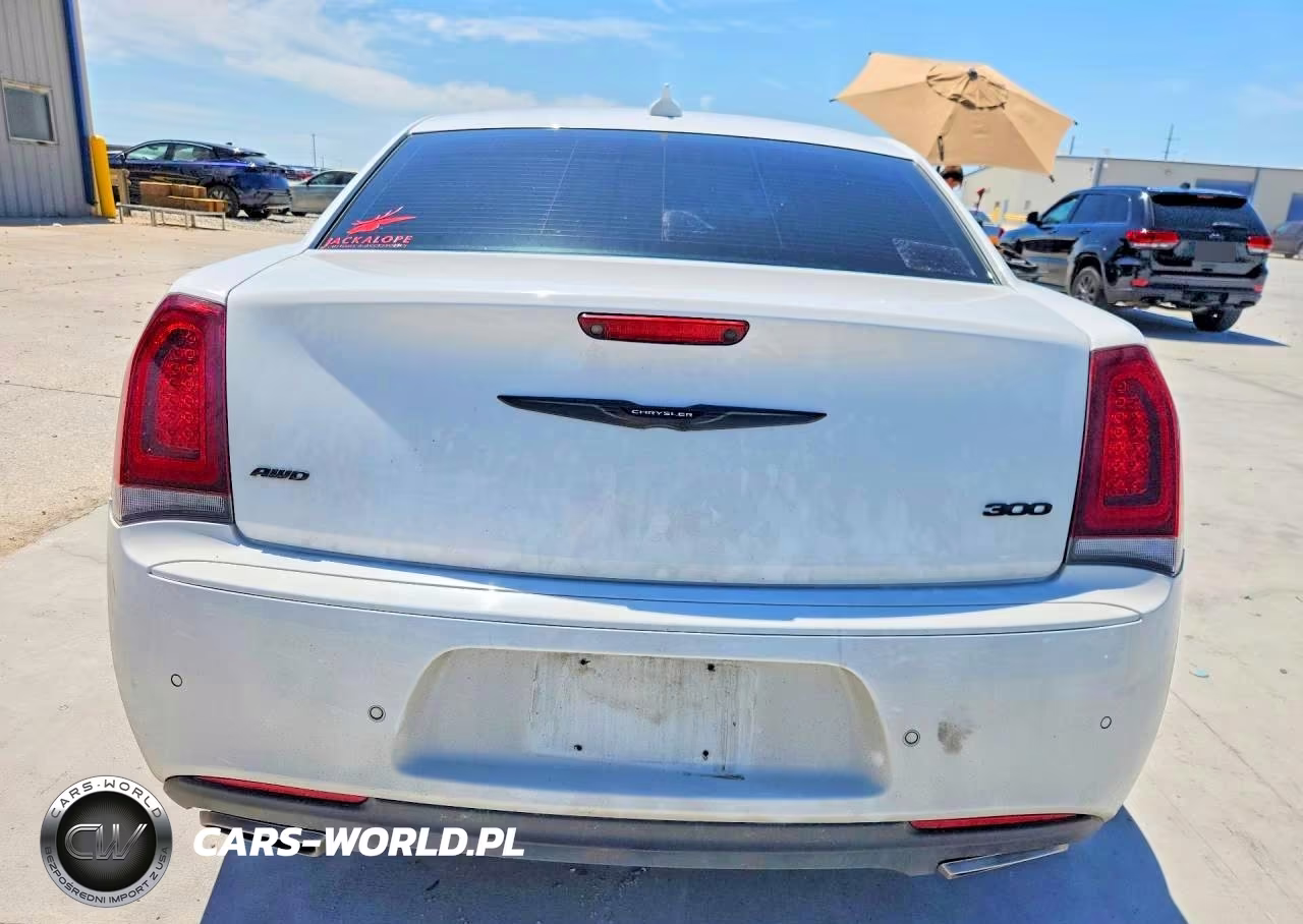 2022 Chrysler 300 Touring L VIN:2C3CCASG3NH236945 - 6
