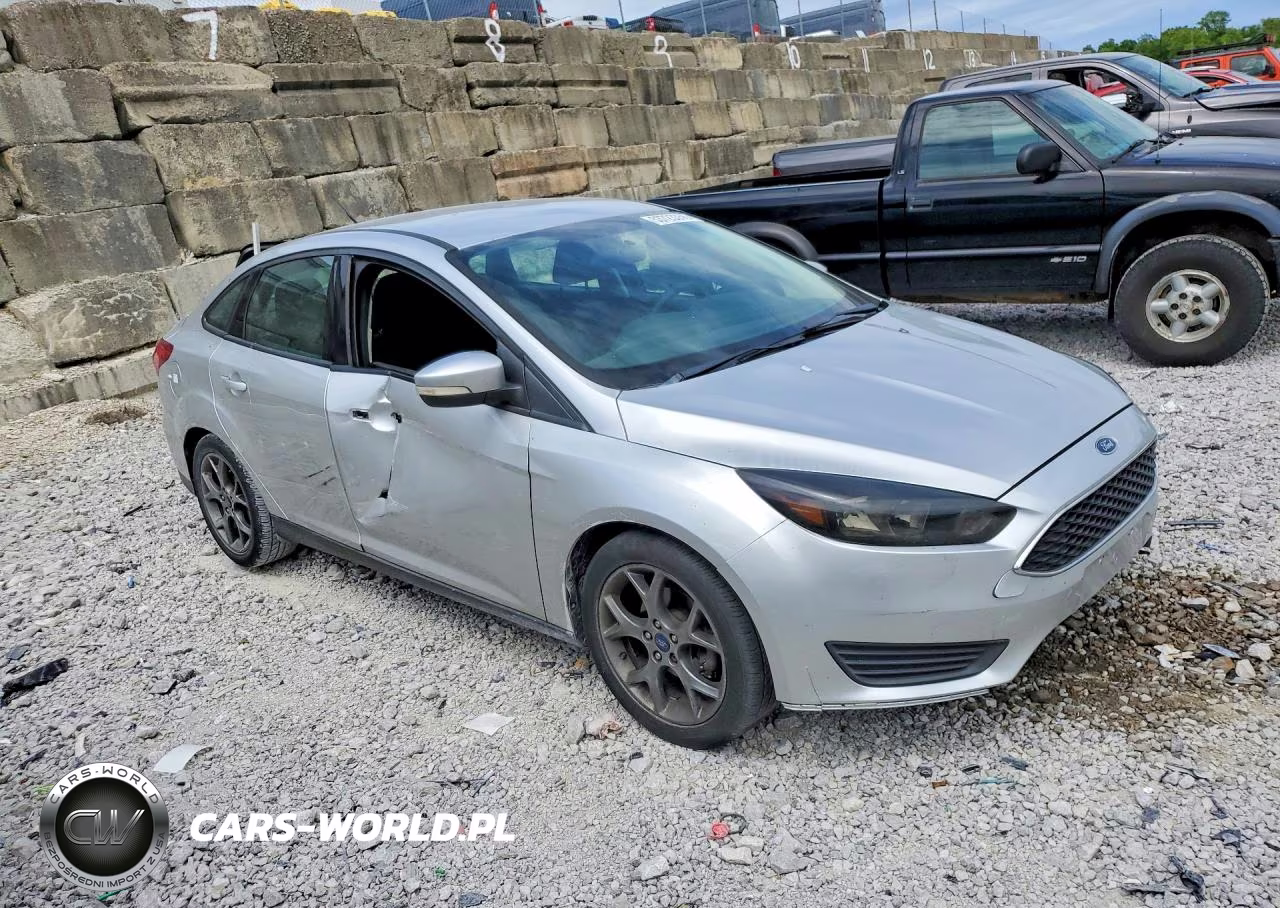 2016 Ford Focus Se VIN:1FADP3F29GL330757 - 4