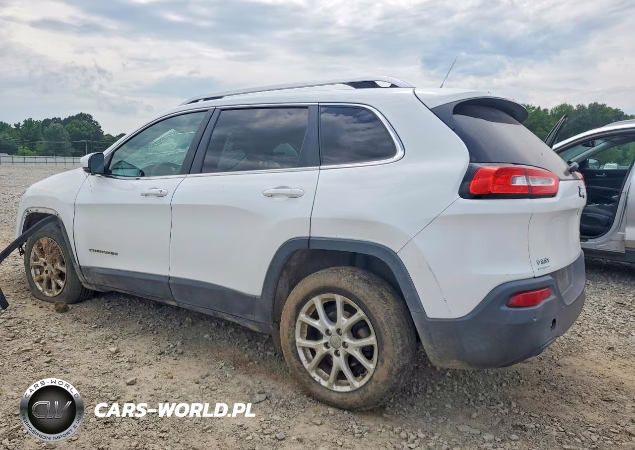 2015 Jeep Cherokee Latitude VIN:1C4PJLCB6FW670393 - 2