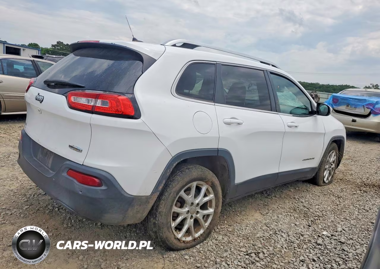 2015 Jeep Cherokee Latitude VIN:1C4PJLCB6FW670393 - 3