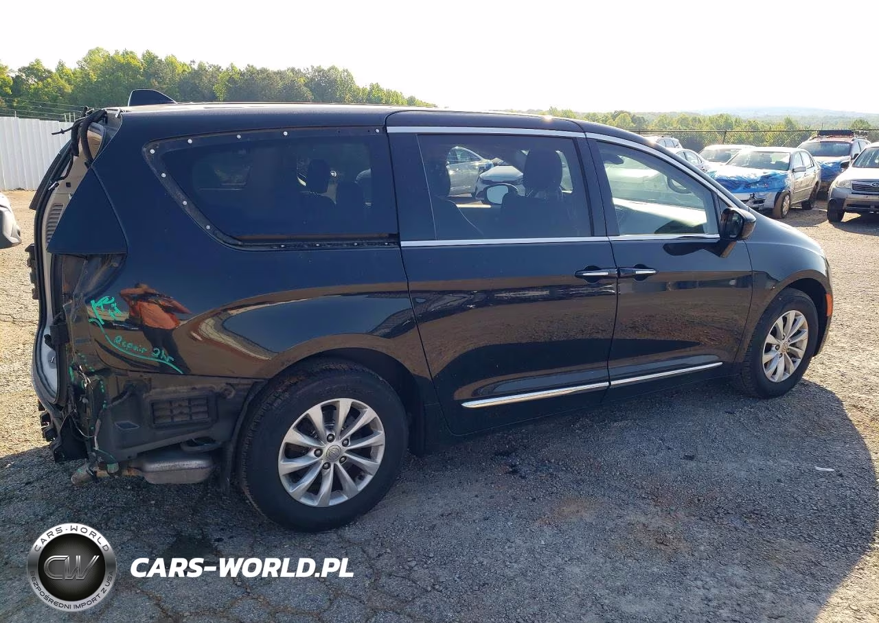 2018 Chrysler Pacifica Touring L VIN:2C4RC1BG0JR127689 - 3