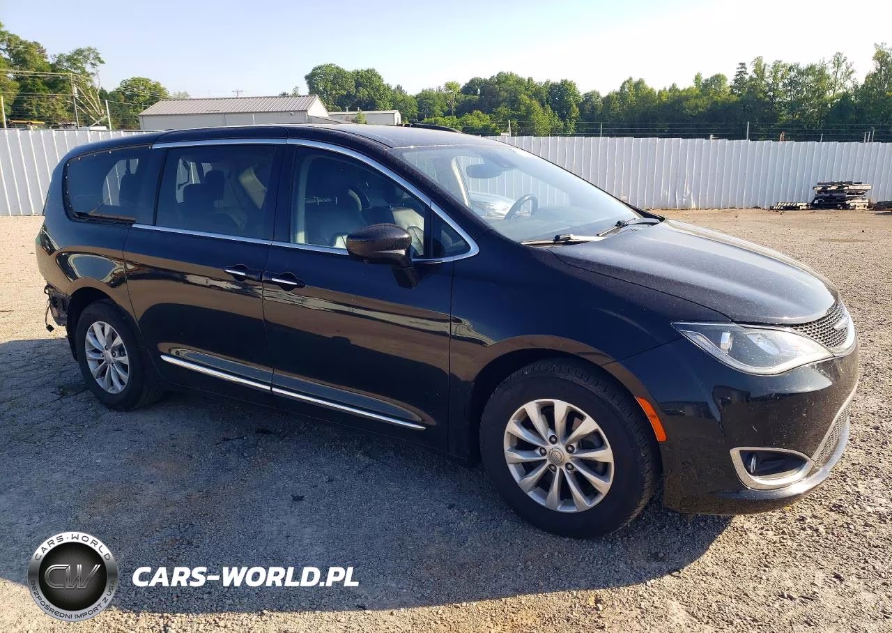 2018 Chrysler Pacifica Touring L VIN:2C4RC1BG0JR127689 - 4